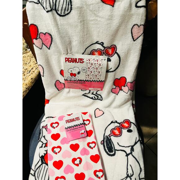 Snoopy super soft 50 by 70s plush throw valentines bundle/lot two kitchen towels - Picture 2 of 10